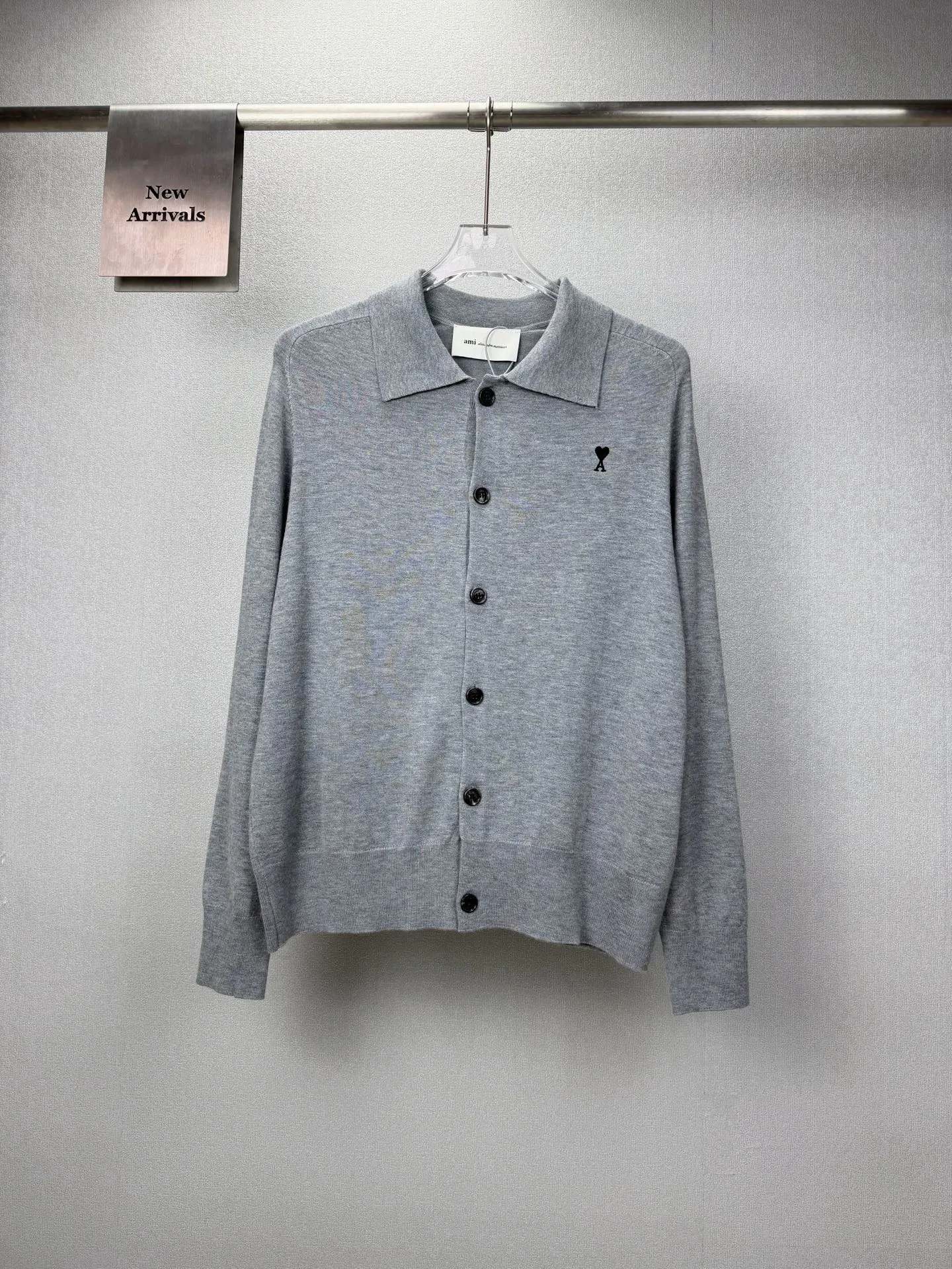 (top version) Ami 2026 New Arrival chest embroidery 🪡Love couple style lapel knitted cardigan sweater 🔥High version🔥High version🔥 Cashmere blended material, skin-friendly, not sticking to the body, no pilling, very soft to the touch, super comfortable, fashionable and personalized, super Versatile and good-looking knitted cardigan, very suitable for both men and women, a must-have for everyone, packaging, tag, collar label, washed wheat Complete 👍 Color: Black, Gray Size: S-XL